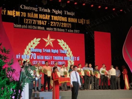 Công ty CP đầu tư Anh Tuấn trao 500 triệu đồng cho Quỹ Đền ơn, đáp nghĩa huyện Nhà Bè