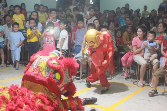 Tổ chức đêm hội Trăng rẳm cho trẻ em xã Phú Xuân