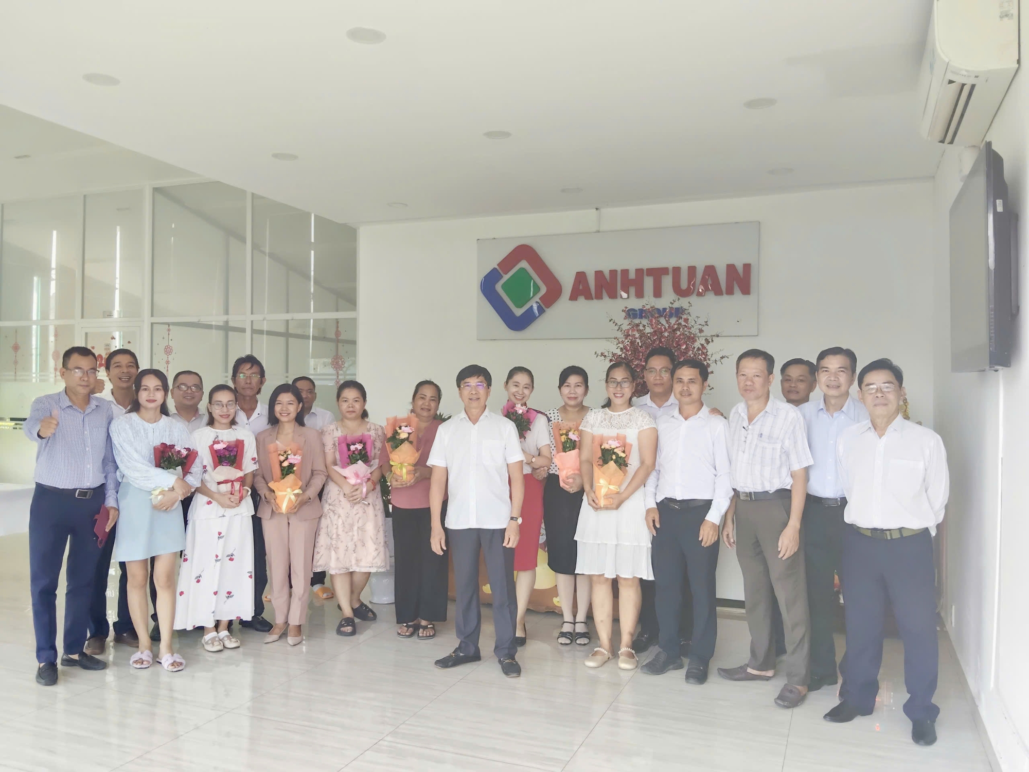 ANH TUẤN GROUP TÔN VINH NỮ CÁN BỘ NHÂN VIÊN NHÂN NGÀY PHỤ NỮ VIỆT NAM 20.10.2025