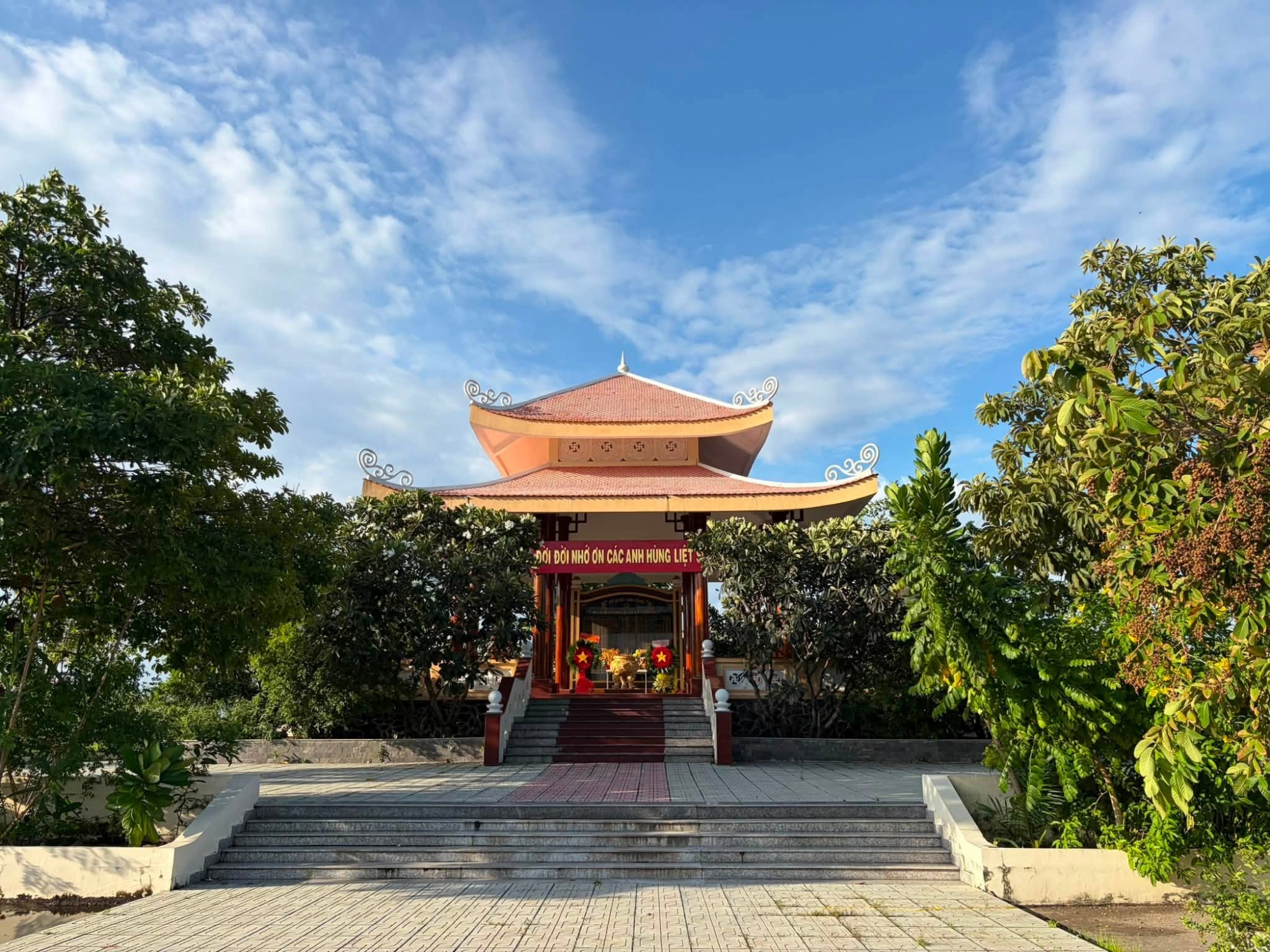 Bia tưởng niệm liệt sĩ Nhơn Đức